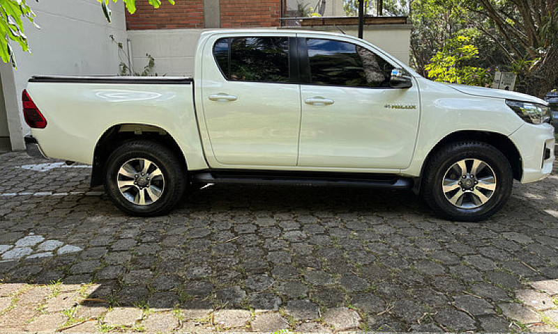 Toyota Hilux 2.4...
