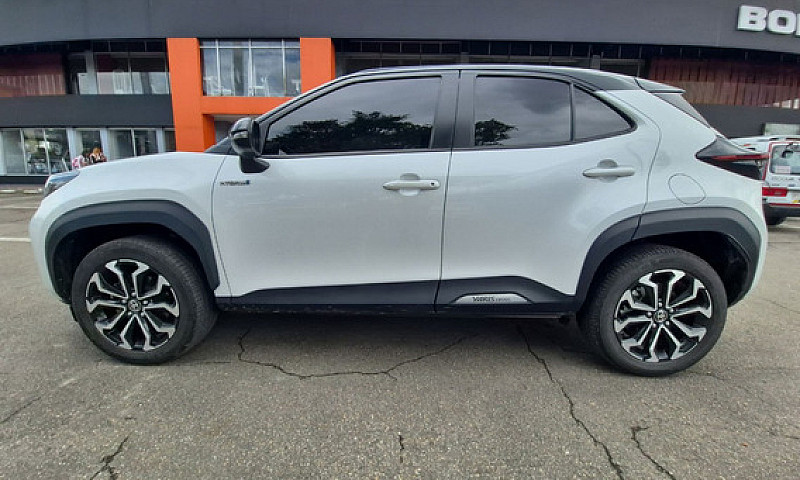 Toyota Yaris Cross 1...