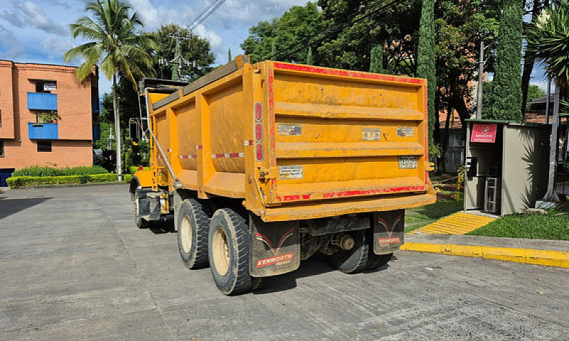 Volqueta Kenworth T8...