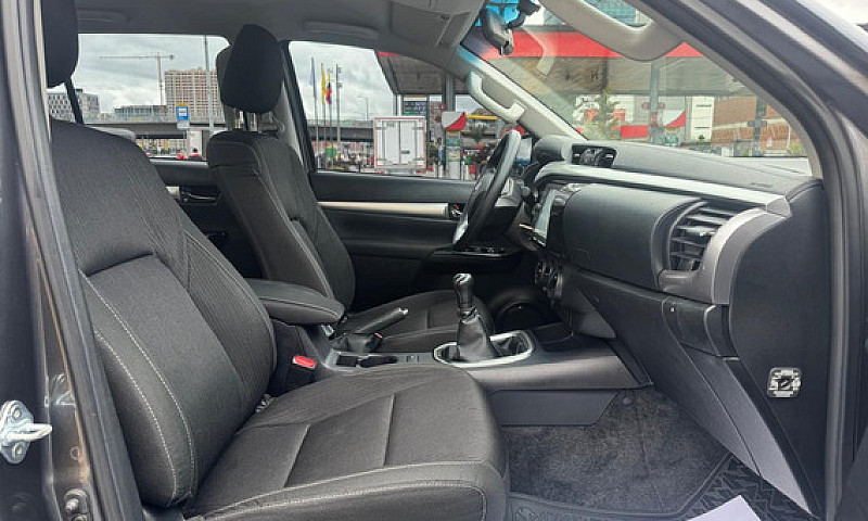 Toyota Hilux 2.4 Mec...