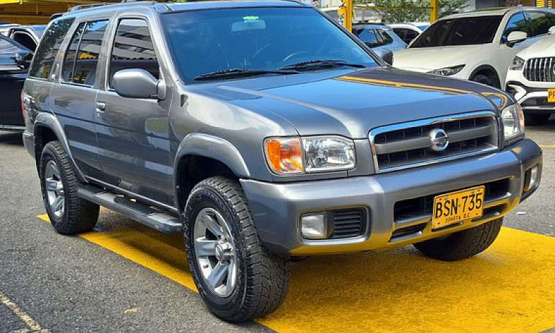 Nissan Pathfinder R5...