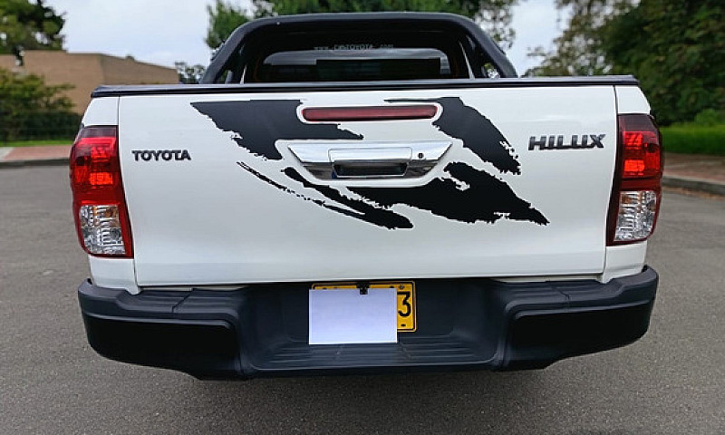 Toyota Hilux 2.4L...