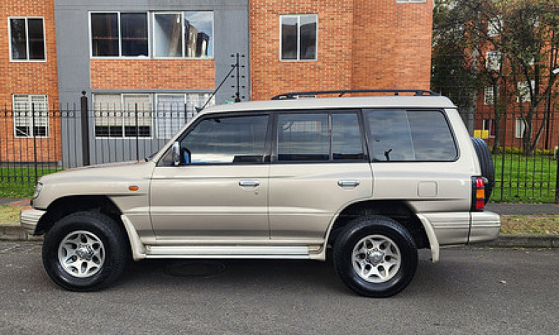 Mitsubishi Montero 3...
