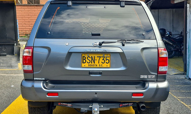Nissan Pathfinder R5...
