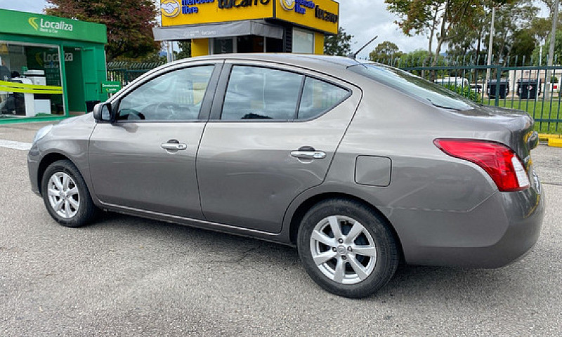 Nissan Versa 1.6 Adv...
