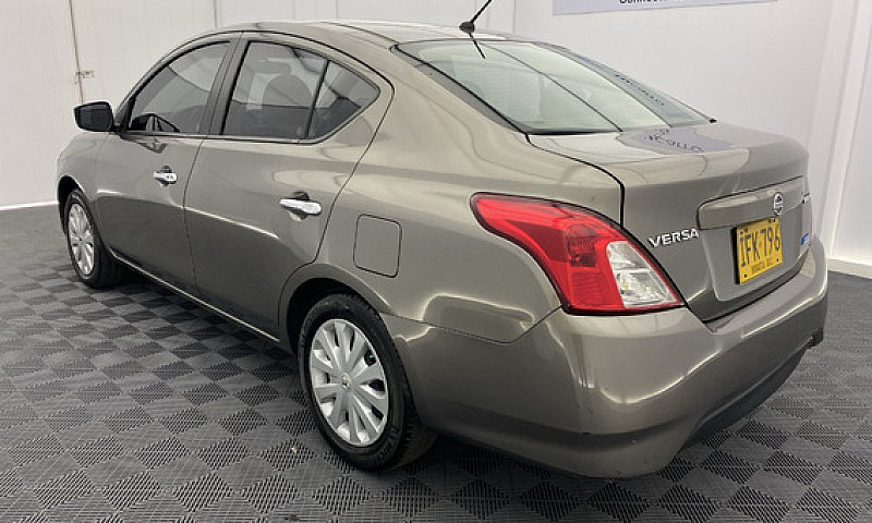 Nissan Versa 1.6 Adv...