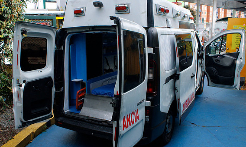 Ambulancia Renault T...