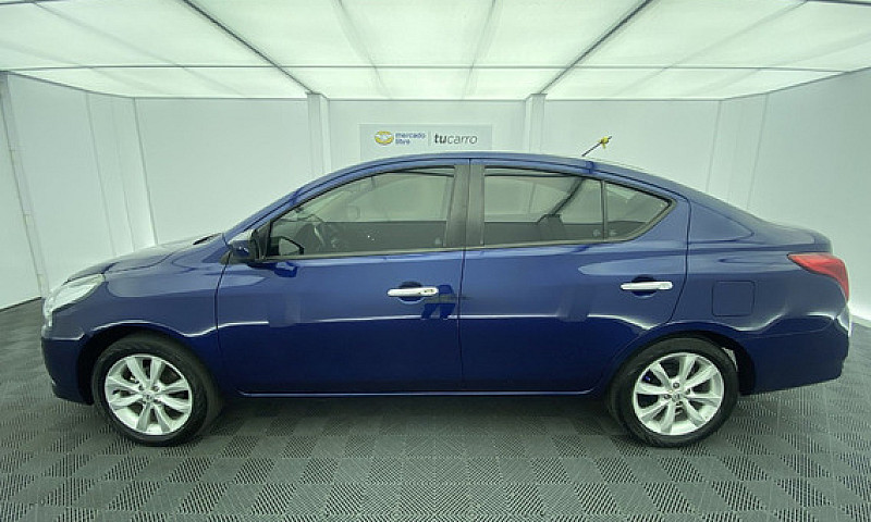 Nissan Versa 1.6 Adv...