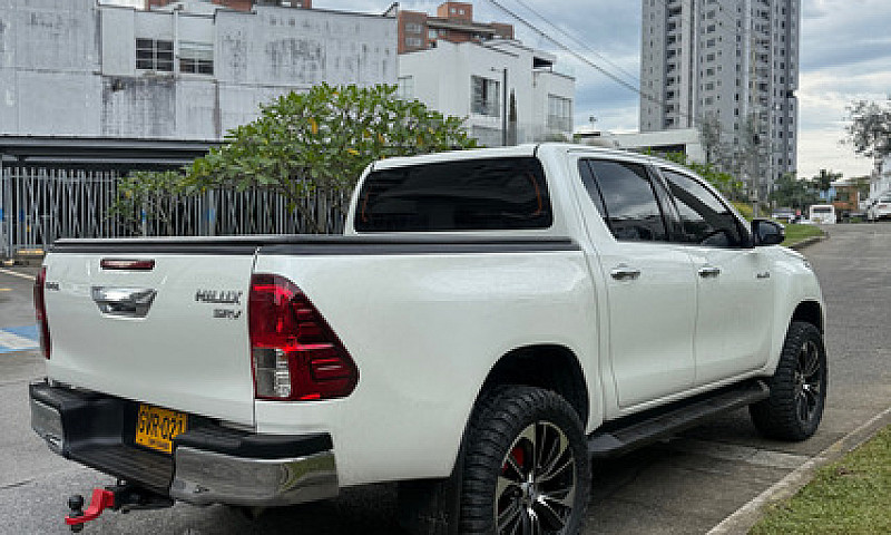 Toyota Hilux 2.8L...