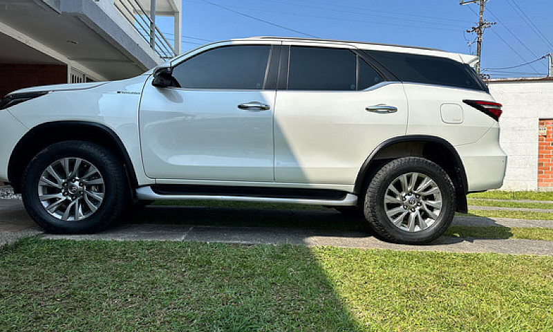 Toyota Fortuner 2.8L...