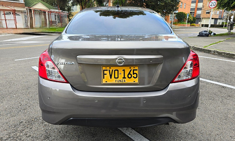 Nissan Versa 1.6 Sen...