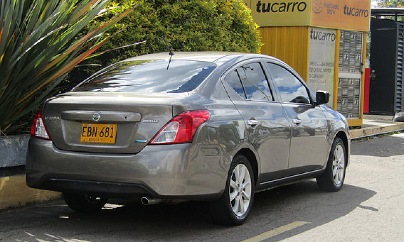 Nissan Versa 1.6 Adv...