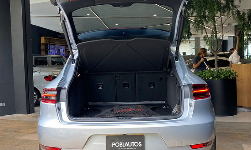 Porsche Macan Turbo...