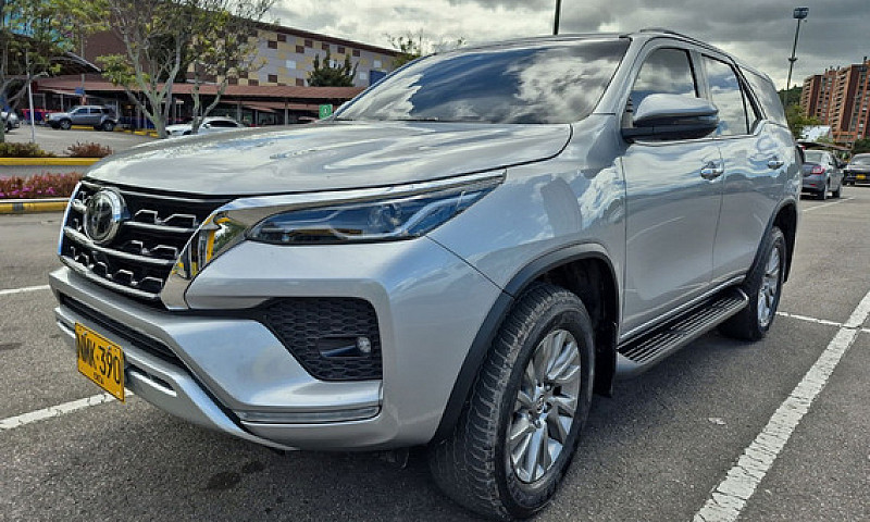 Toyota Fortuner  2.4...