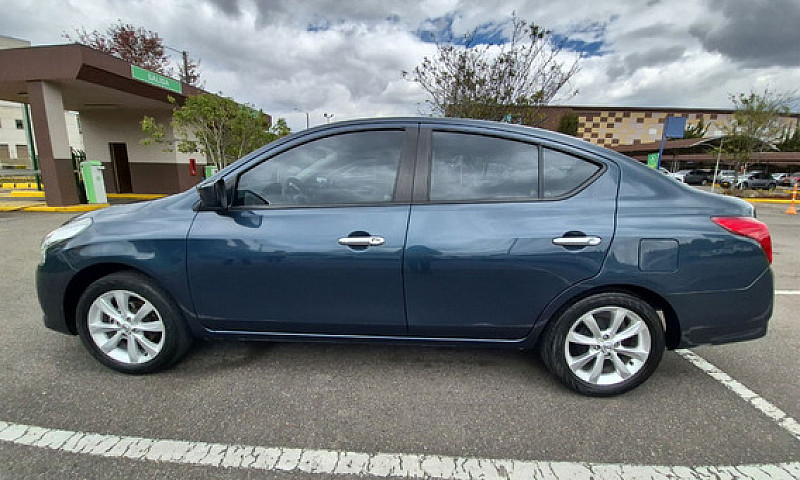 Nissan Versa 1.6 Adv...