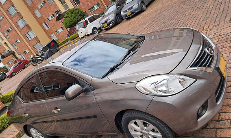 Nissan Versa 1.6 Adv...