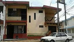 Hermosa Casa De Dos Pisos Con Local