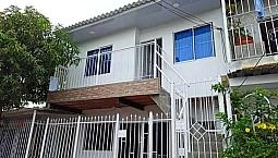 Se Vende Casa De 2 Pisos, El P1 Dividido En Dos Aptos,  Se Escuchan Ofertas.