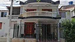 Casa De Dos Pisos En Lugar Residencial.-