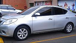 Espectacular Nissan Versa 2013-Color Plata - Mecanico- Como Nuevo