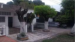 Casa Grande Con Patio Y Lote