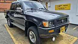 Toyota Hilux 2.4 4X4 Mt